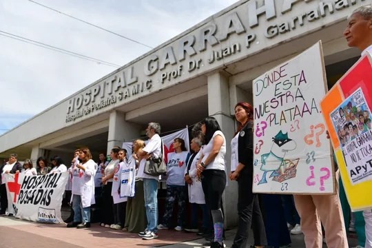 El Gobierno promulgó las leyes de financiamiento universitario y pediátrico, pero postergó su aplicación