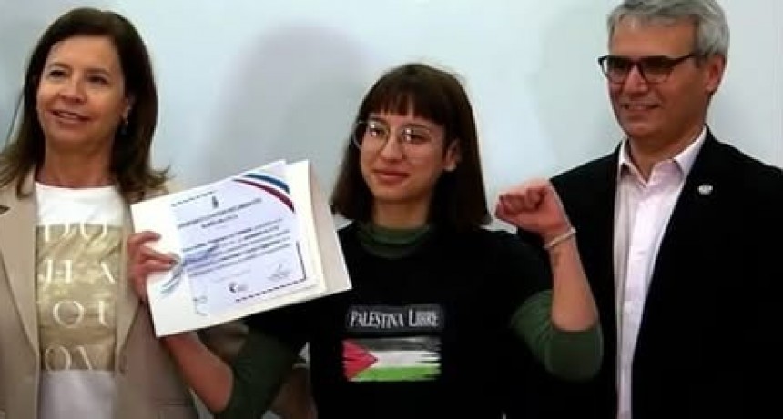 Una egresada de la UNS fue reconocida por su promedio, mostró una remera con la leyenda “Palestina Libre” y volvió a generar polémica