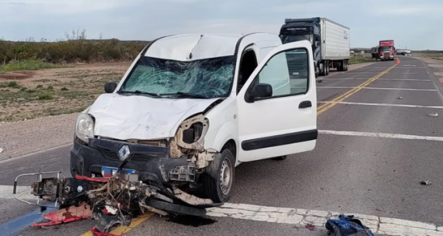 Un utilitario que viajaba desde Bahía Blanca chocó con una moto en la ruta 22