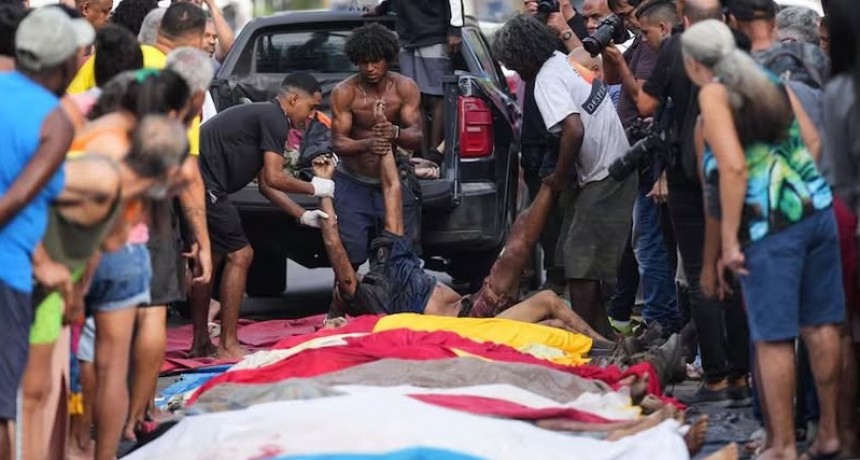 Río de Janeiro: trasladan los cuerpos tras el operativo contra Comando Vermelho y comienzan a identificarlos
