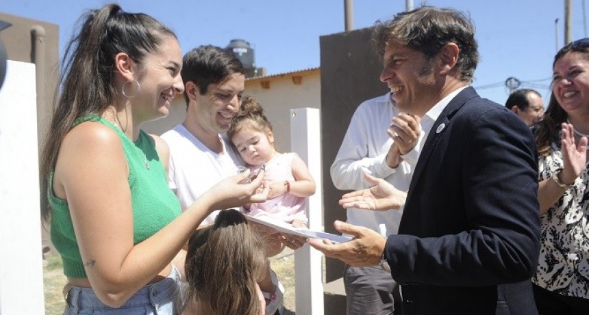 Kicillof entregó viviendas a familias de Villa Elvira