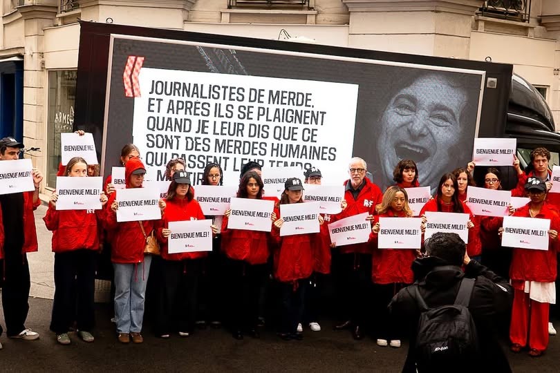 Reporteros Sin Fronteras protesta en las calles de Par&iacute;s por los ataques de Milei a la prensa