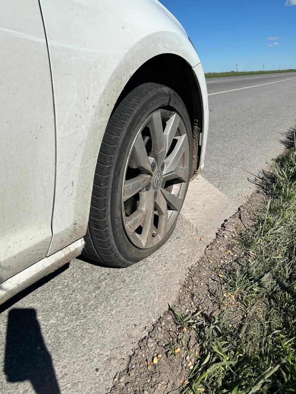 Un pozo que se convirti&oacute; en una trampa: cinco autos rompieron sus llantas en una hora en la Ruta 33