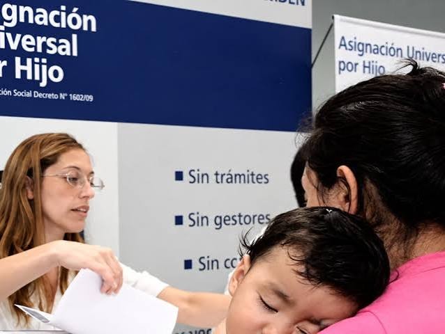 La AUH y la Tarjeta Alimentar aumentan en noviembre: cu&aacute;les son los nuevos montos