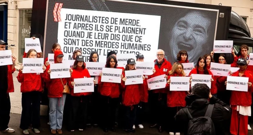 Reporteros Sin Fronteras protesta en las calles de Par&iacute;s por los ataques de Milei a la prensa