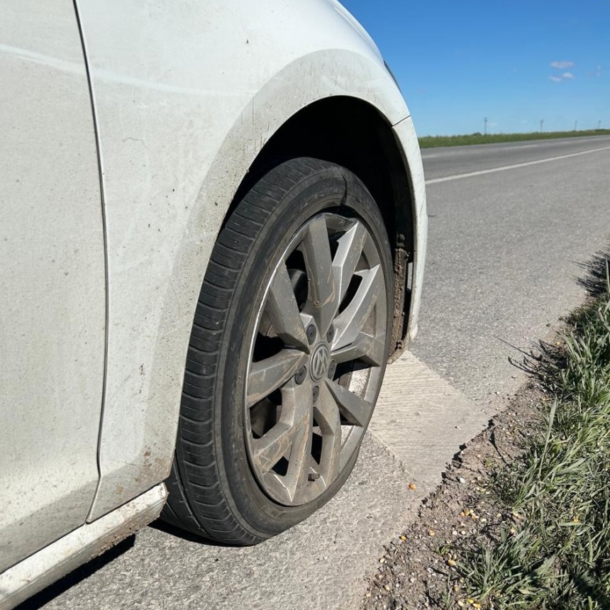 Un pozo que se convirti&oacute; en una trampa: cinco autos rompieron sus llantas en una hora en la Ruta 33