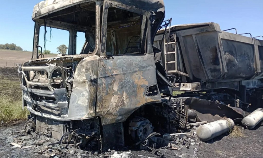 PARTIDO DE LAS FLORES:Impresionante explosión de un camión en la Ruta 3