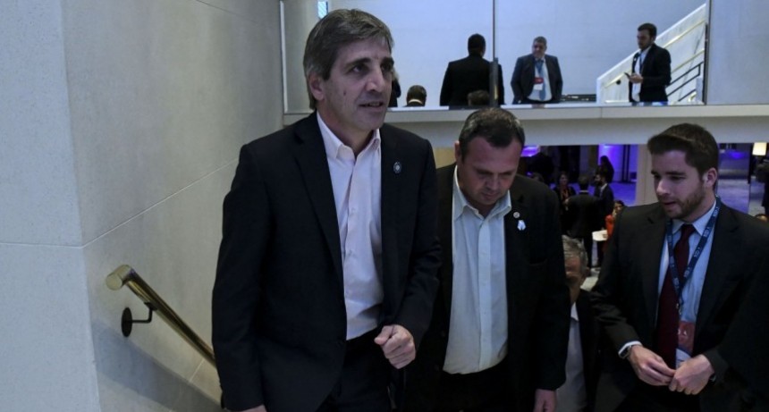 Securitización, el atajo de Caputo para intentar venderle YPF y el fondo de la Anses a Wall Street