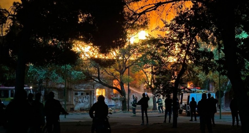 Voraz incendio en una conocida carpintería en Bahia Blanca