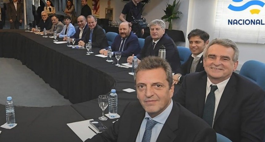  El ministro de Economía, Sergio Massa, mantuvo un encuentro con gobernadores para avanzar en la puesta en marcha de compensaciones que garanticen el pago de sueldos y aguinaldos para el mes de diciembre en los distritos.