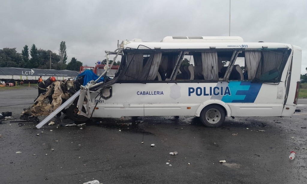 Chocó un colectivo de la policía bahiense: cuatro muertos