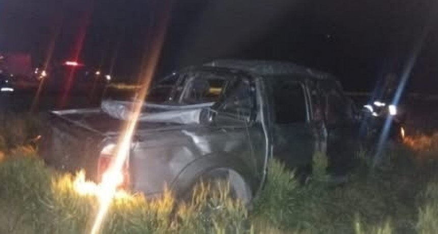 Un hombre murió al volcar con su camioneta en el acceso a Pehuen Co