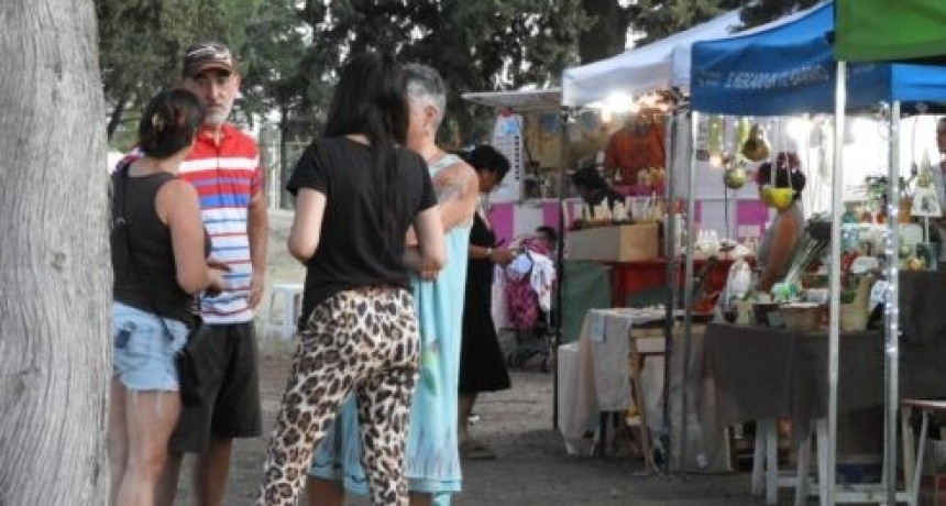 El parque San Martín recibió a una gran cantidad de emprendedores locales que ofrecieron sus productos 