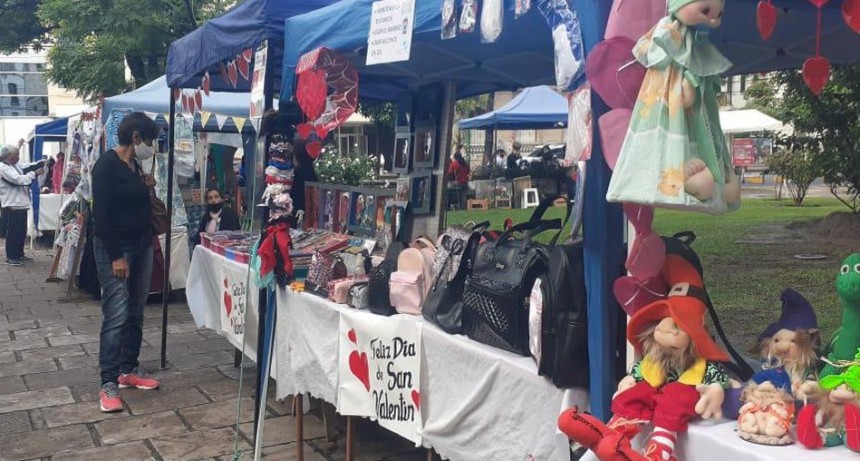 Navidad con feria de artesanos, shows en vivo y Papá Noel en Plaza Belgrano