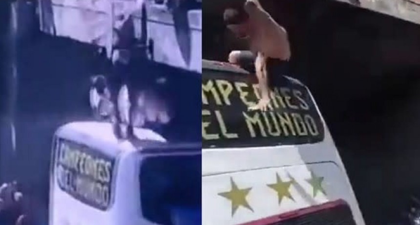 Dos hinchas se tiraron arriba de la caravana de la Selección desde un puente