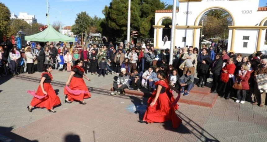 Navidad con feria de artesanos, shows en vivo y Papá Noel en Plaza Belgrano