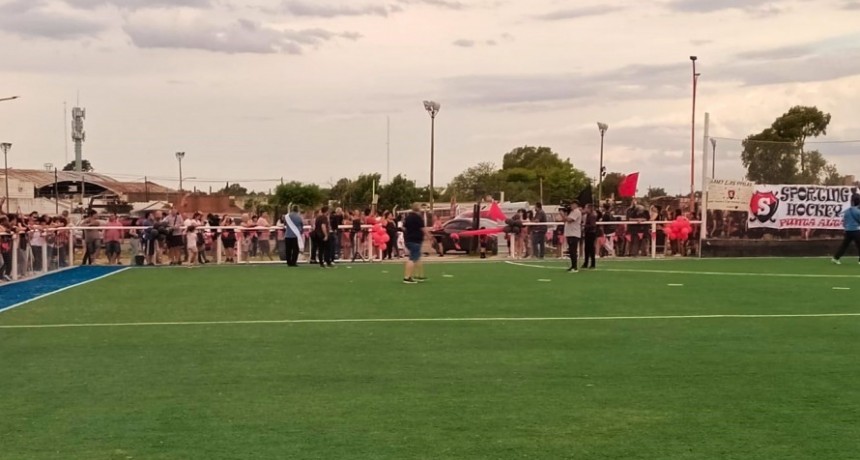 Gran marco de publico para la inauguración de la cancha de hockey de Sporting