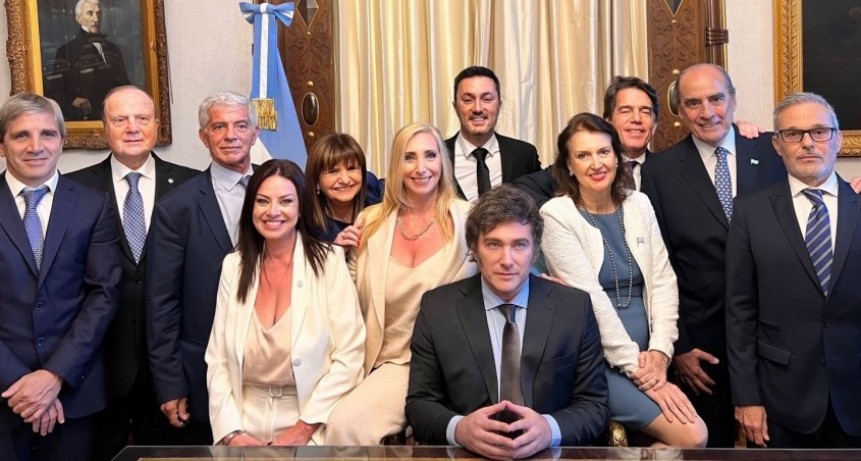 Milei vetó la presencia de periodistas en la jura de ministros y abre el primer conflicto con los medios