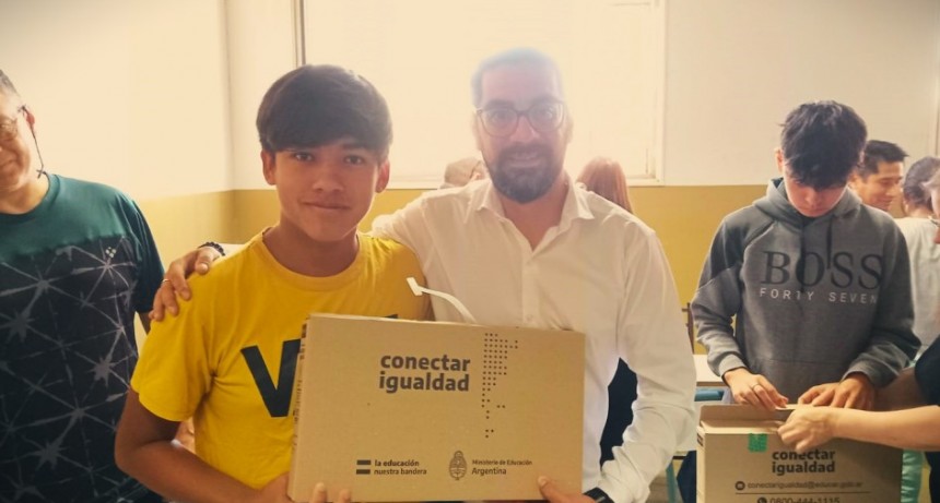El intendente Aristimuño acompaño la entrega de computadoras en la EEST nº1