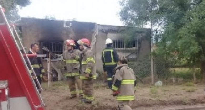 Vecinos rescatan de las llamas a abuela atrapada en la casa