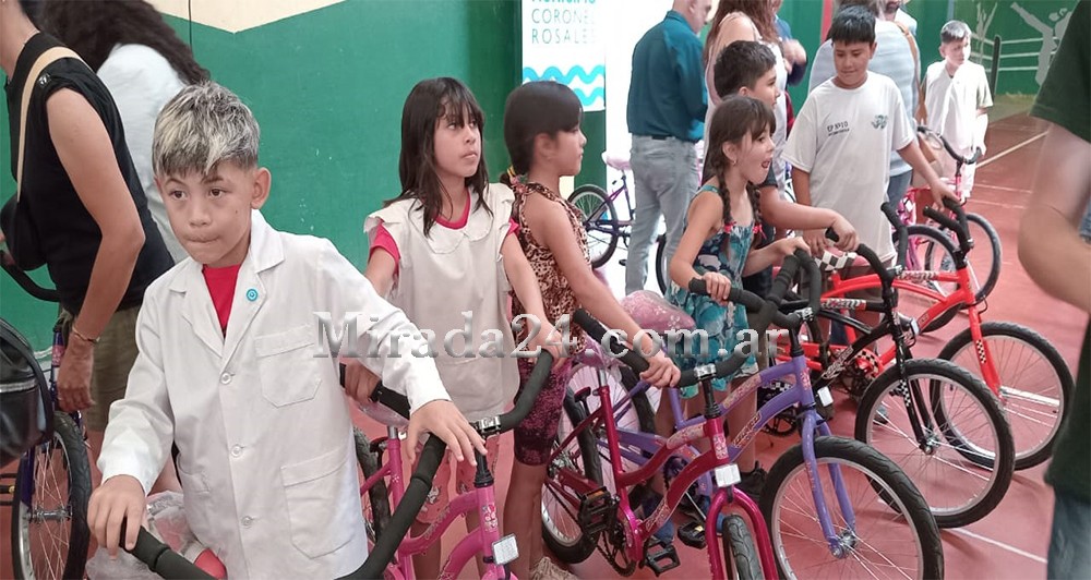 Alumnos de diferentes escuelas recibieron Bicicletas y articulos de estudio