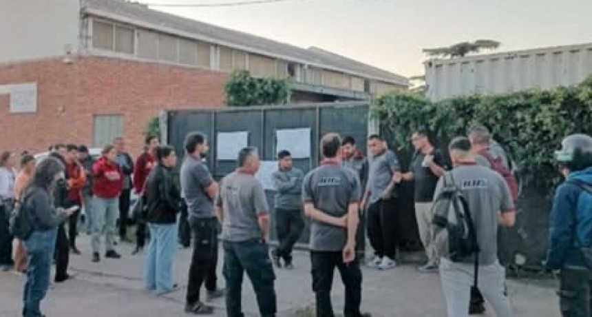 Con escribanos y “patovicas”, cerró una fábrica de neumáticos en Córdoba y despidieron a todo su personal